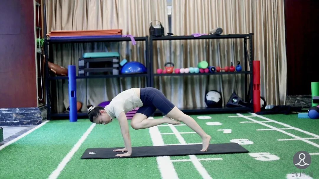 40岁的张歆艺露出双下巴十分夸张，偶像包袱掉了一地