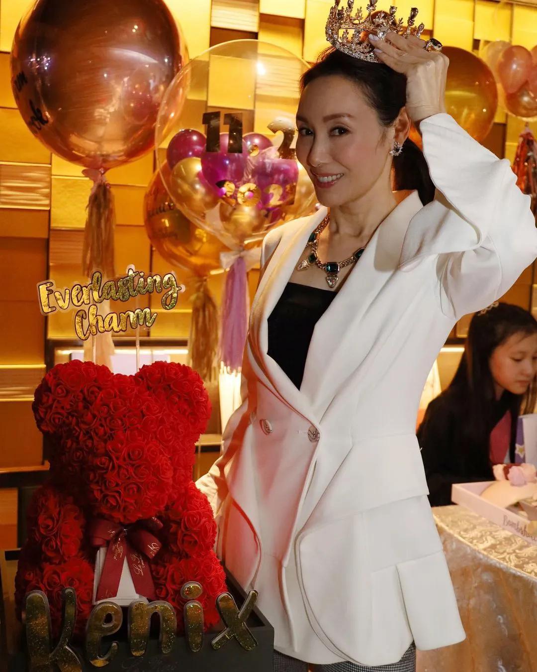 郭可盈51岁生日和家人聚餐画面温馨，熊黛林俩女儿到场为姑姑庆生
