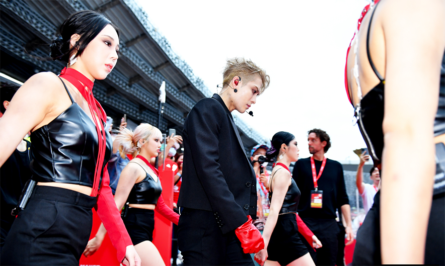 王嘉尔曼联利物浦开场秀，1小时连唱11首歌，烟熏妆造型超惊艳