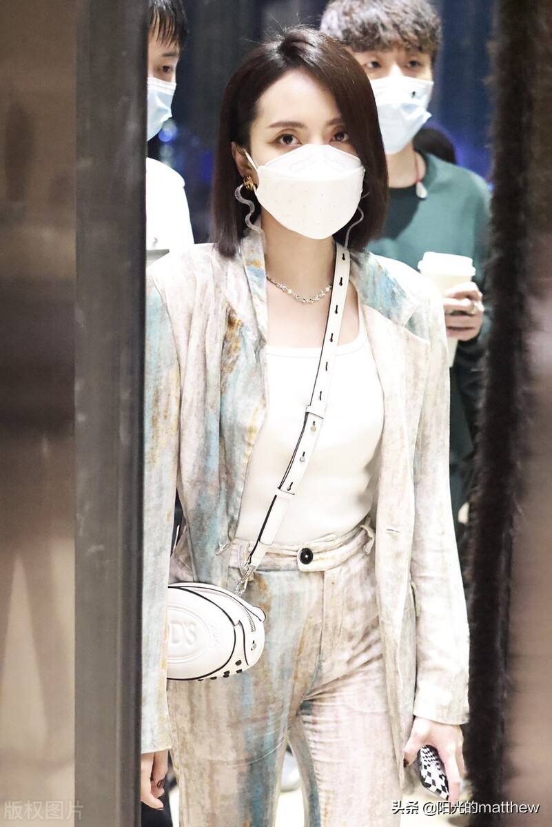 街拍：刘惜君穿印花扎染清爽时尚，耳环精致、挎包小巧玲珑