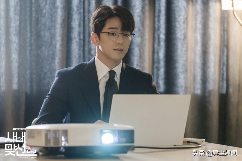 关于《社内相亲》金旻奎的6件事！游泳选手出身、私下是猫奴