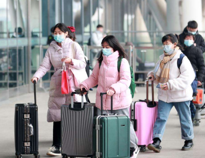 “不想放假”，大学生含泪吐槽的背后，原因让家长沉默不语