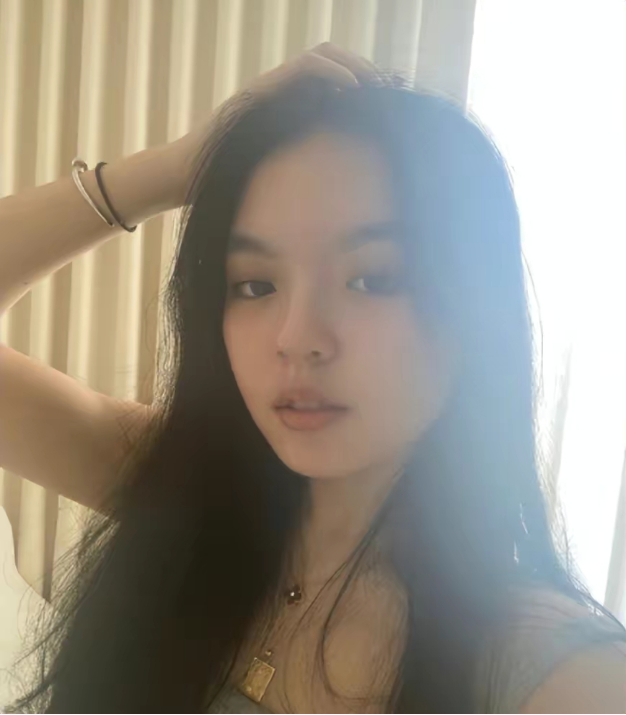 李咏女儿法图麦晒美照，母亲哈文忙转发，最丑星二代成功逆袭