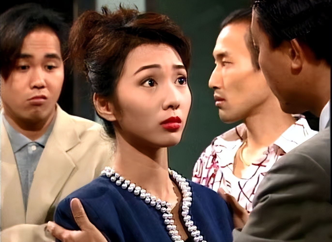 港星颜仟汶近况曝光，演村姑身材发福明显，已定居内地51岁仍单身