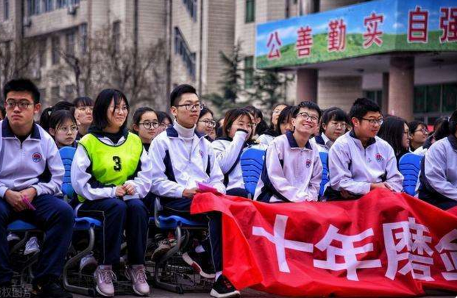 2022浙江省“首场高考”，57万考生奔赴考场，网友酸了：不公平