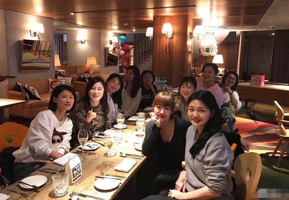 “曲终人散”的人生：大S一家忙着晒幸福，汪小菲满脸憔悴又孤单