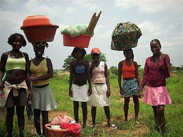 21岁非洲姑娘远嫁河南农民，公婆很满意，如今和儿子一起上幼儿园