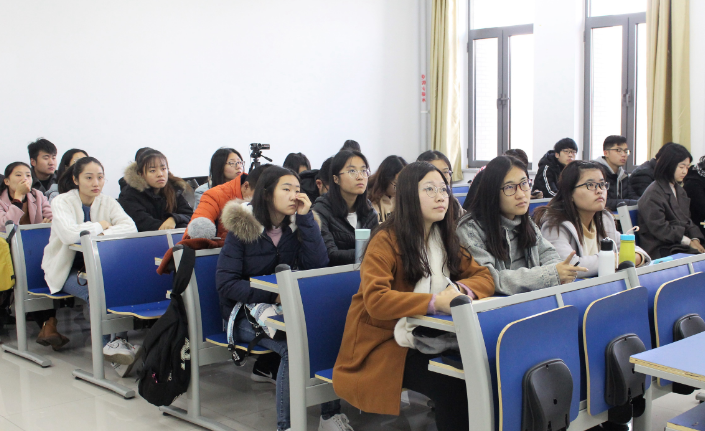 期末的大学课堂上，学生们积极举手“抢学分”，网友直呼太真实