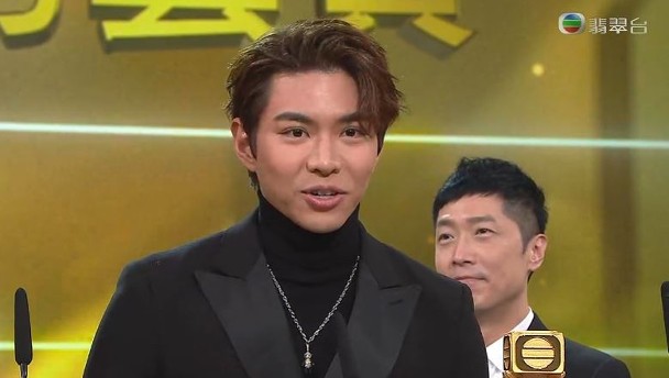 TVB颁奖礼上演宫斗，钟嘉欣痛失视后输给林夏薇是因为站错队？