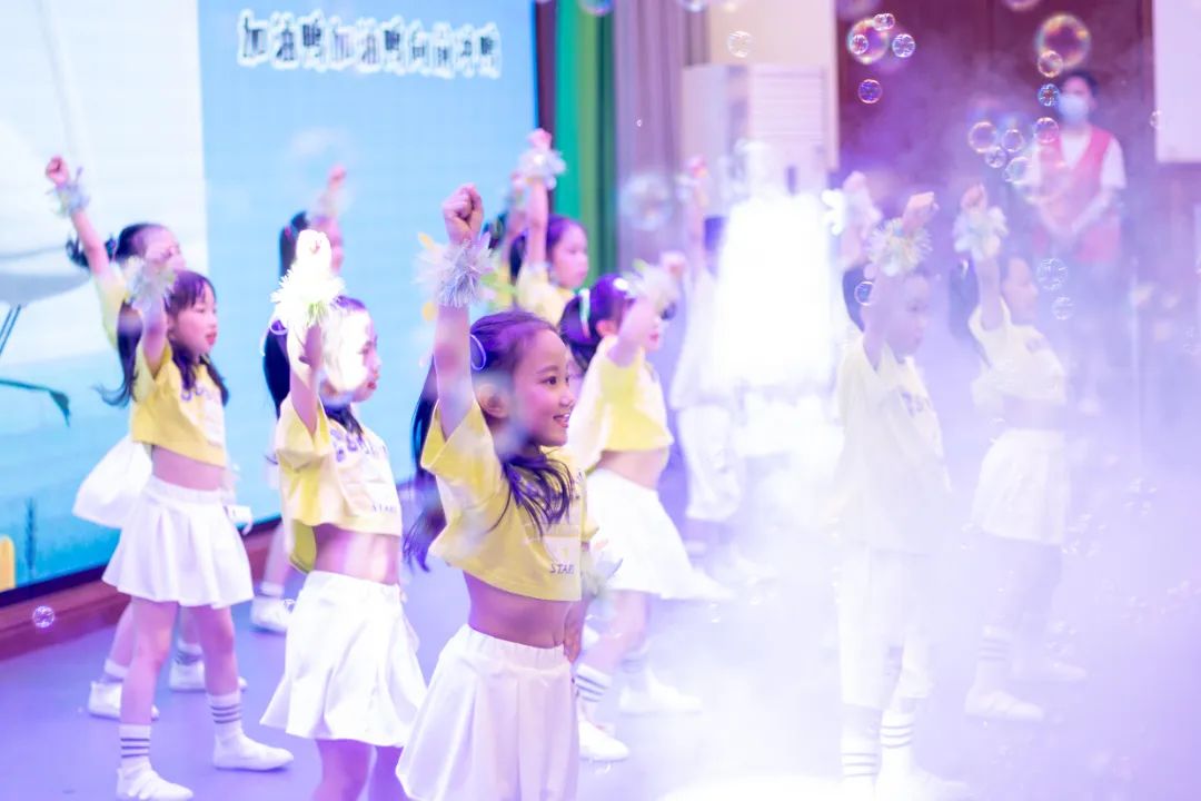 天府新区华阳实验小学举行“童星耀五月·艺术绽花开”群舞比赛