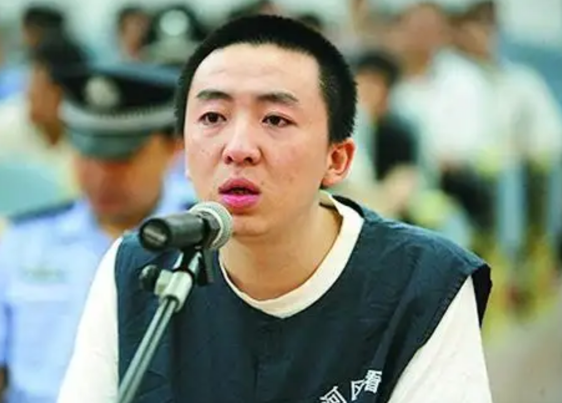 2006年，许霆因ATM机故障多取17万，被判无期后不服，重审改判5年