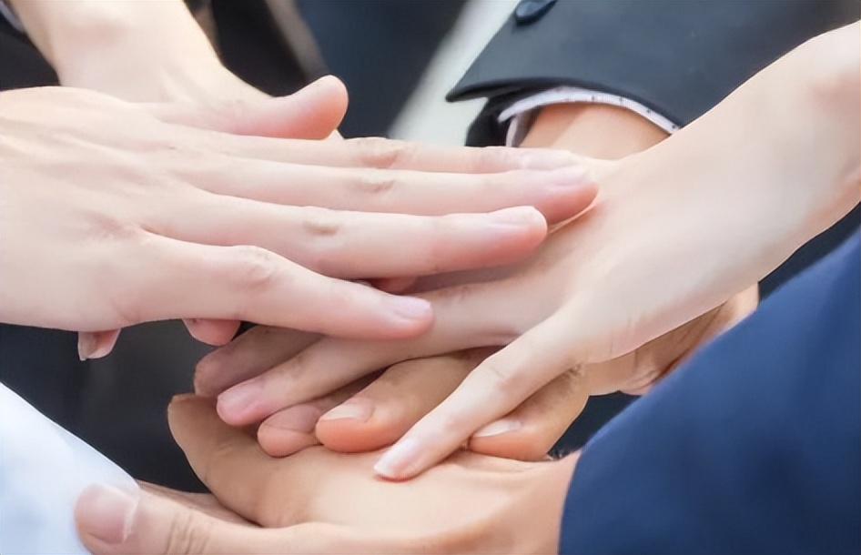 马云：24岁大学毕业，普通人到首富，再回首才发现他成功是必然的