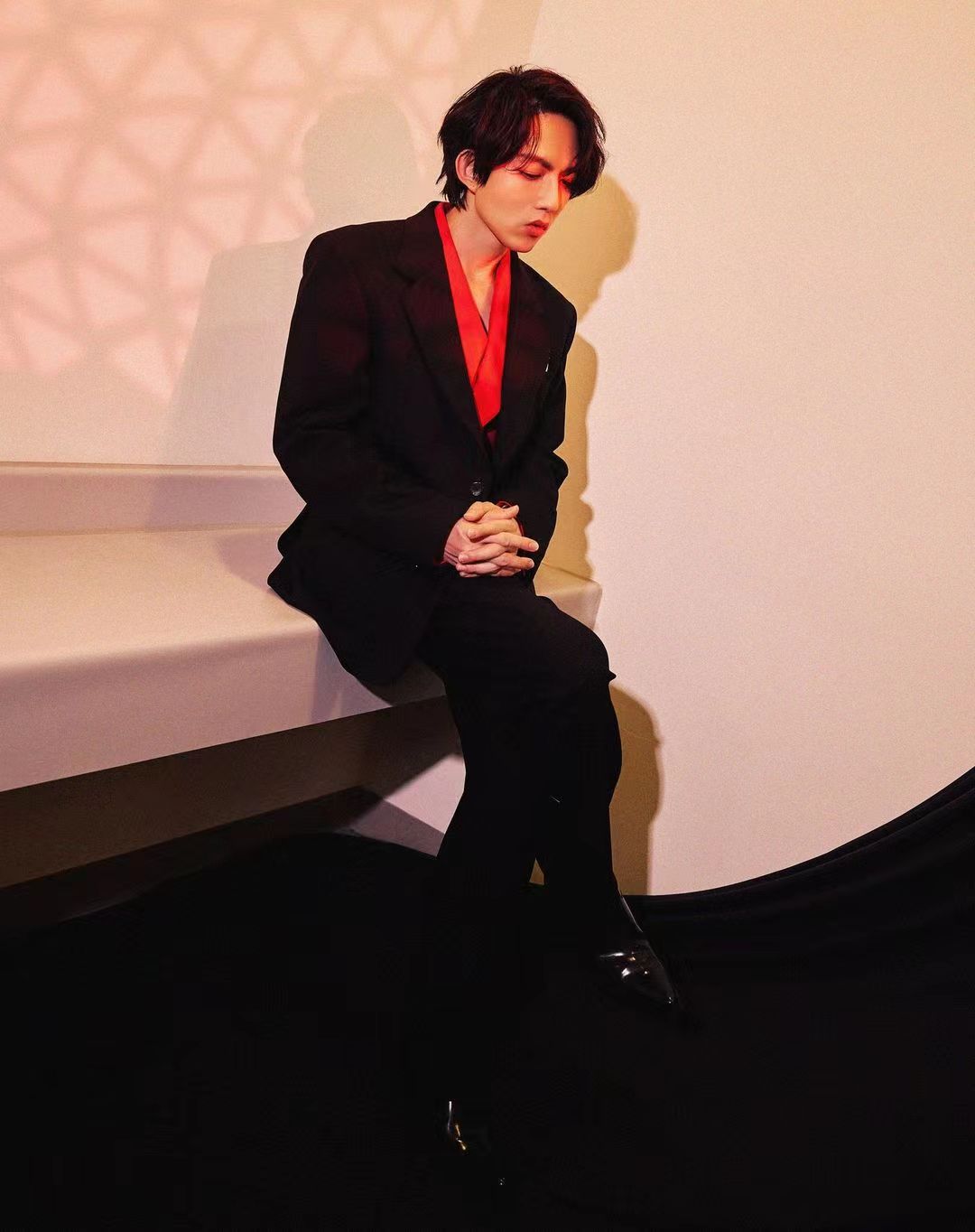 35岁林宥嘉晒高清帅照,下巴尖锐像锋利匕首,歌迷担心太瘦不健康