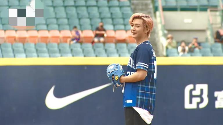 炎亚纶穿Curry背号开出一好球！桌球新星闪球没挥棒嗨喊新鲜