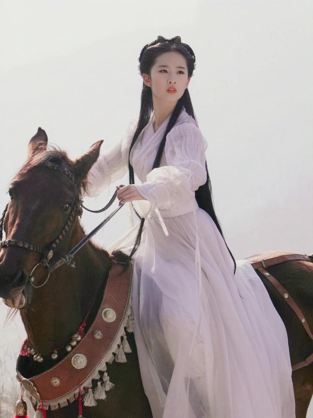 18年前刘亦菲的骑马照，感慨女娲是真的偏心