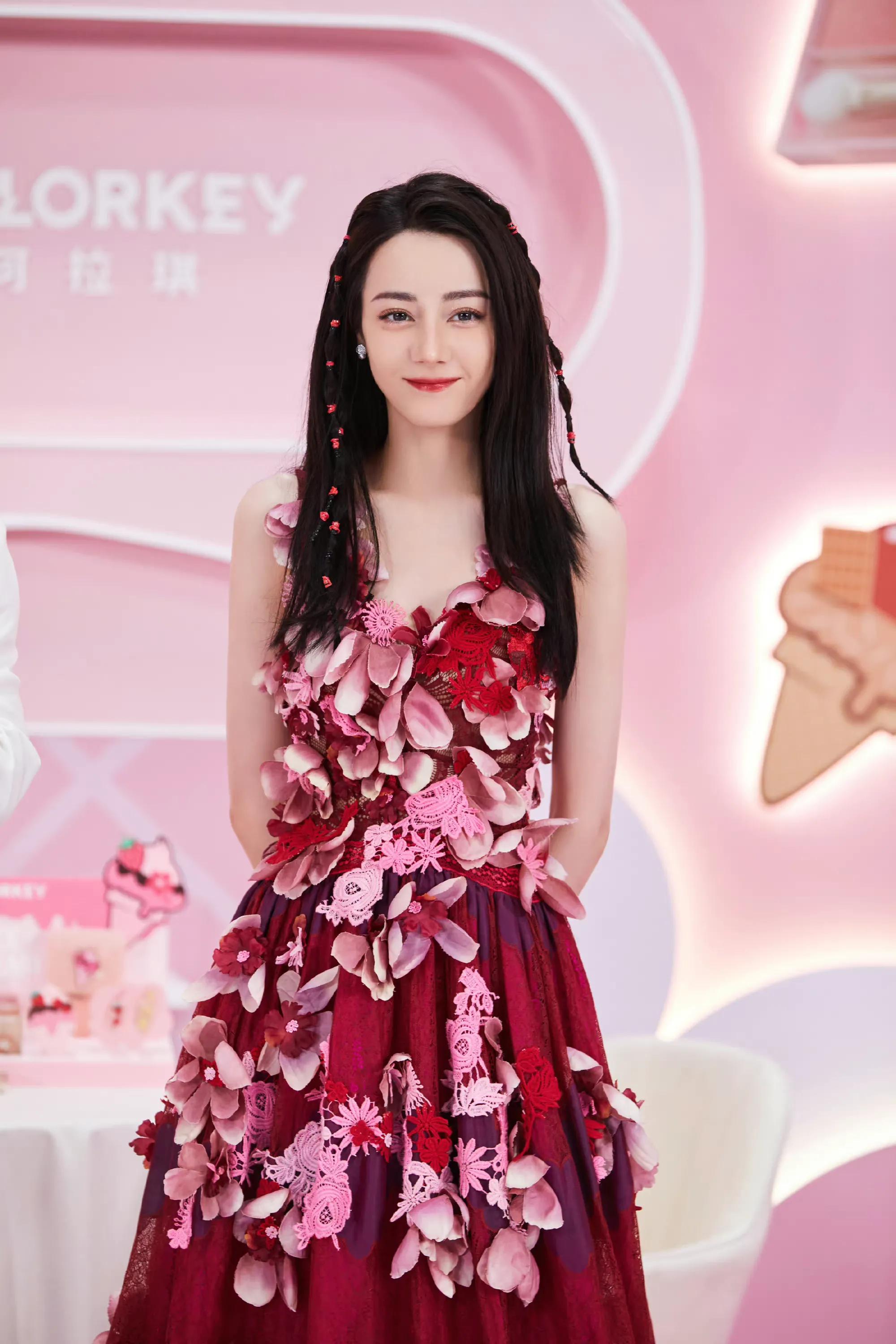 迪丽热巴直播花朵礼服裙，张艺凡李紫婷也穿过