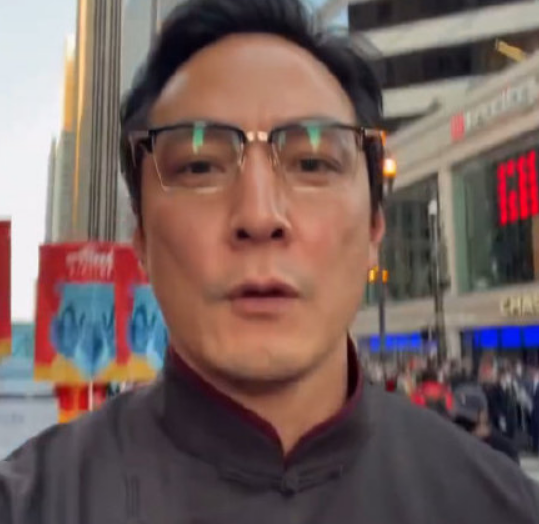 吴彦祖全家参加街头巡游！胸口戴朵大红花，8岁混血女儿五官立体