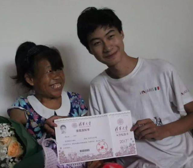 河北男孩逆袭记：9岁捡废品照顾瘫痪母亲，18岁744分考上清华大学