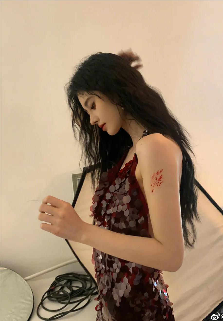 拥有兔子耳朵的鞠婧祎，可爱加倍，哪张美照让你眼前一亮呢？