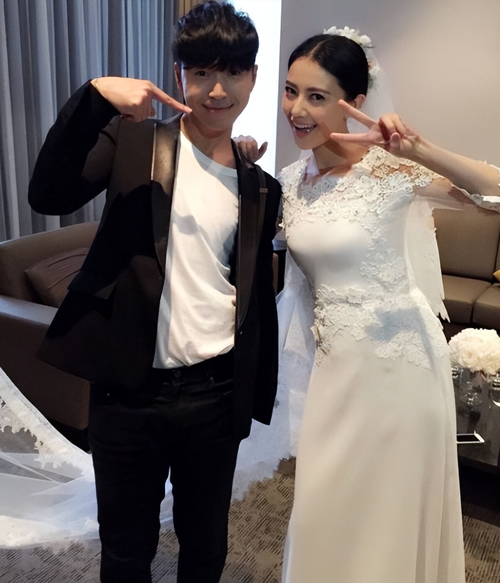 高圆圆与韩火火搭肩拍照，原相机下眼部肌肤松弛，头上白发抢镜