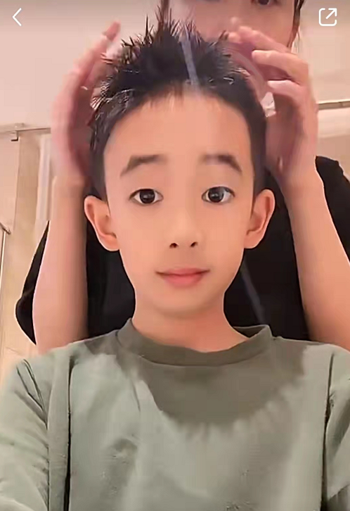 应采儿晒母子三人合照，2岁Hoho五官变化超大，清秀帅气像女孩