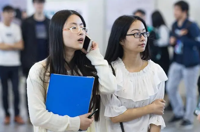 大学生迎好消息，就业协议不再与毕业证“挂钩”，应届生举手支持