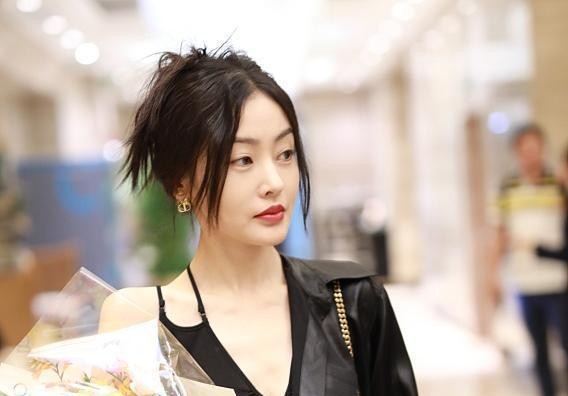 张天爱瘦得好过分，穿短裤的样子特别时髦，气质感觉没睡醒