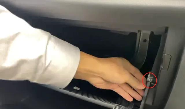 如何给爱车更换空调滤芯？