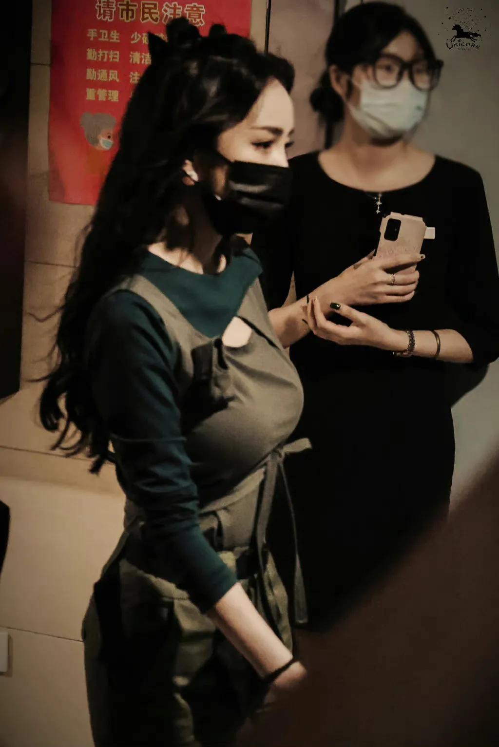 美女明星 杨幂飒爽英姿帅极了