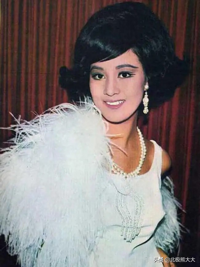 容忍丈夫出轨，用44年的卑微隐忍换来百亿遗产，何莉莉真是不简单