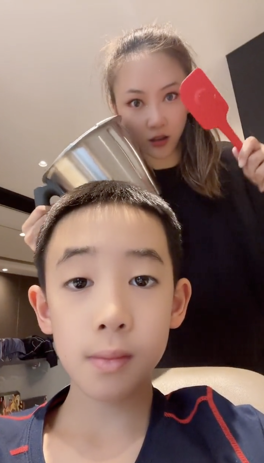 应采儿晒母子三人合照，2岁Hoho五官变化超大，清秀帅气像女孩