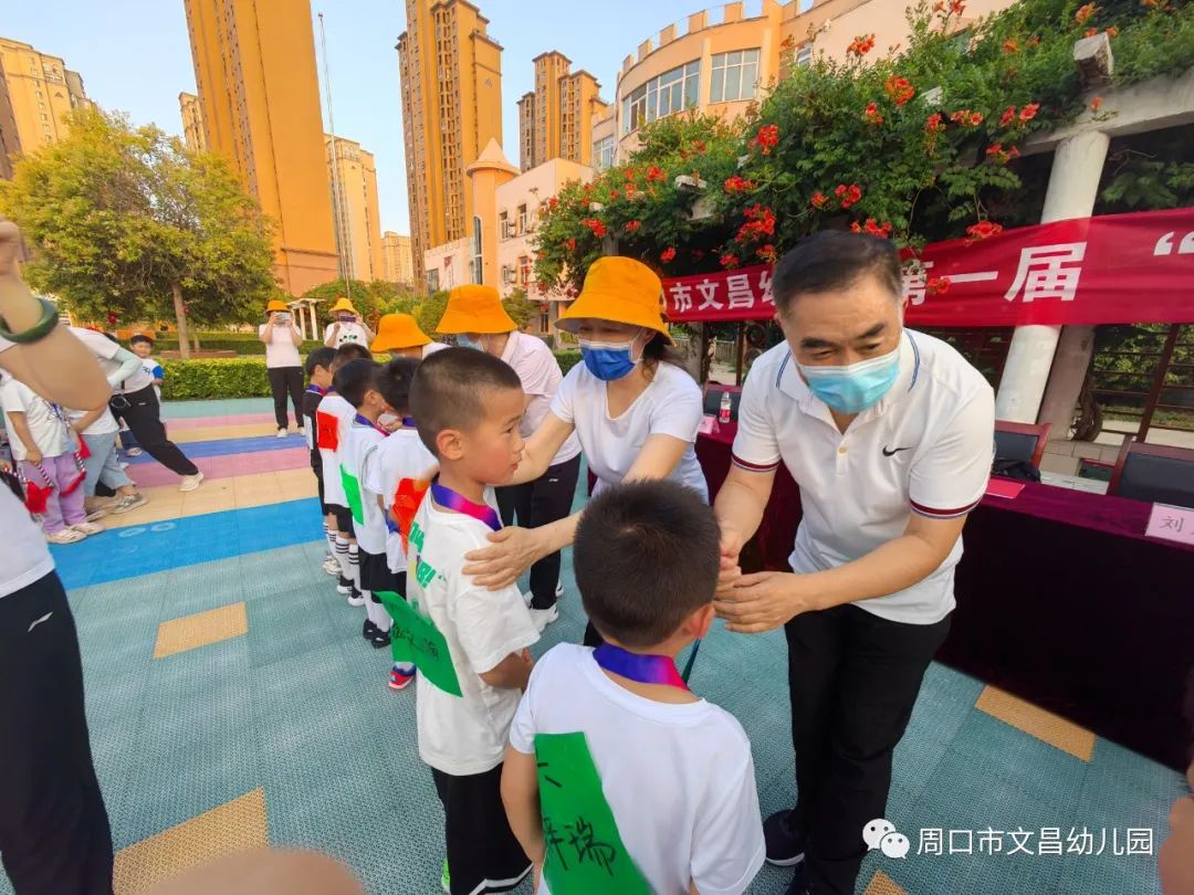 足球比赛为什么要带小孩开场(“球”在脚下“足”够精彩—周口市文昌幼儿园第一届“幸福杯”幼儿足球赛)