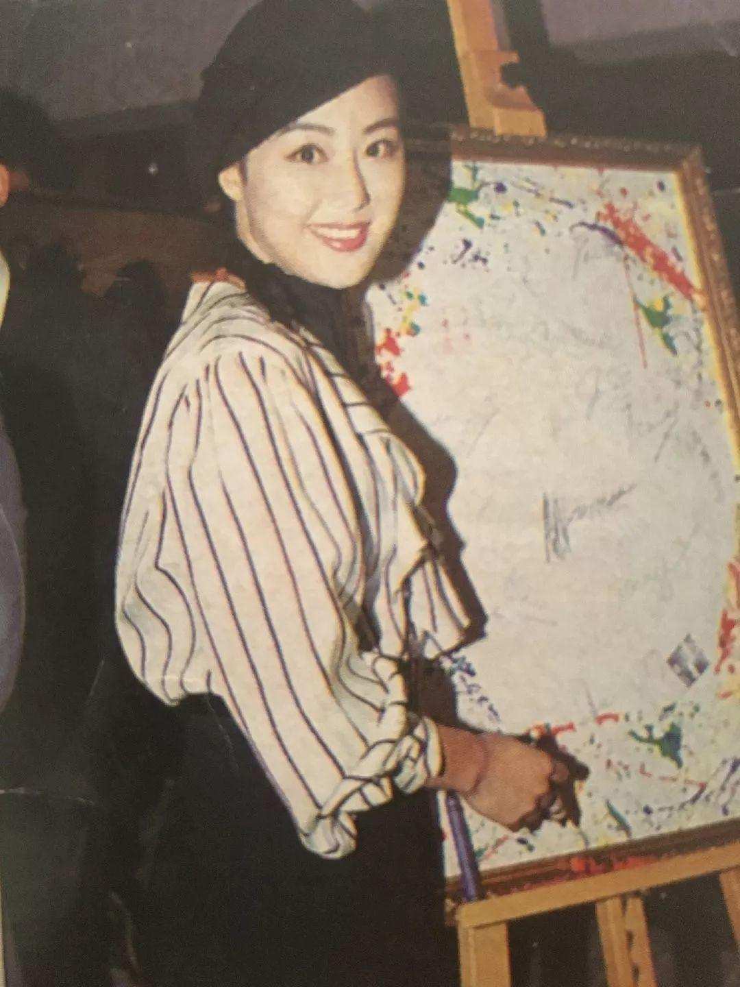 微胖女人穿衣还得看章小蕙，近60岁身材珠圆玉润，依旧美艳显贵