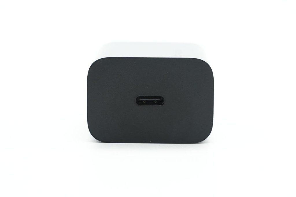 拆一款苹果官方合作品牌30W PD快充充电器，顶配iPhone 13全速充电