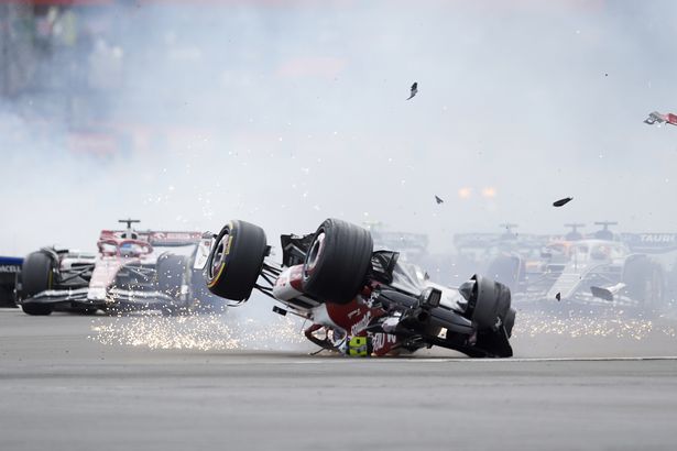 F1人字拖立功!抓拍图看出周冠宇有多幸运 外媒:毫发无伤堪称奇迹