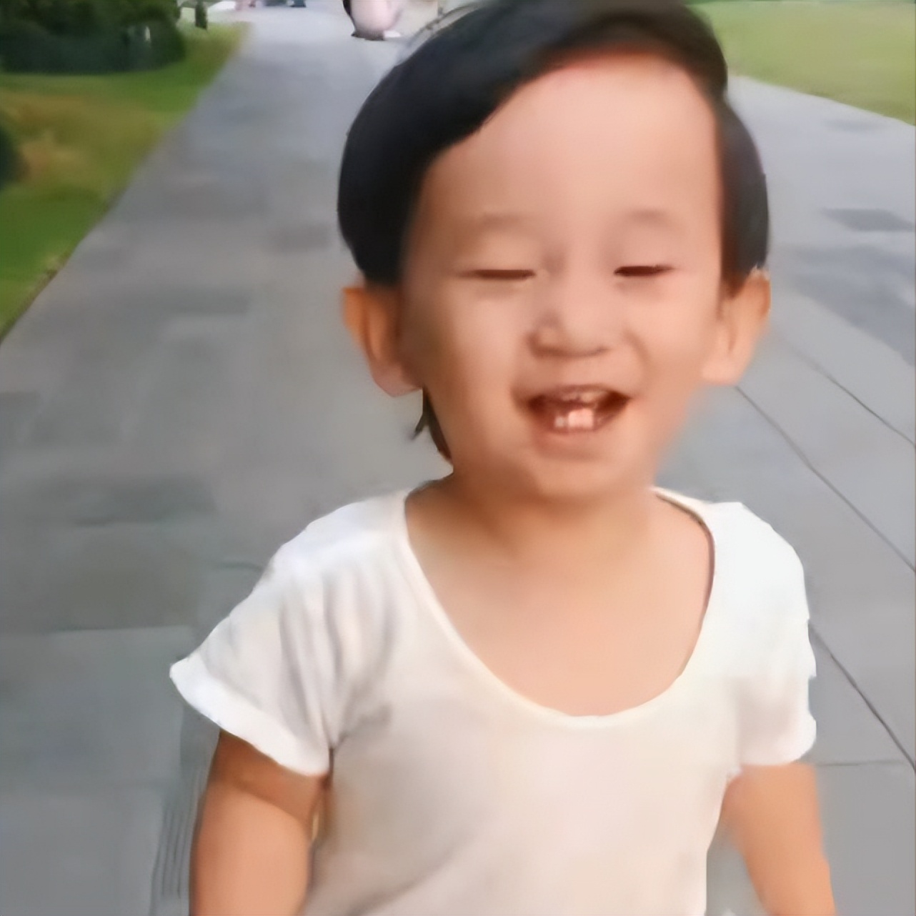 陈小春晒俩儿子萌态，二宝留长发扎揪揪打扮像女孩，长相遗传爸爸