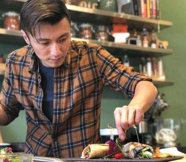 79岁杨受成出席庆功宴！谢霆锋张学友让出C位，明星云集有人喝醉