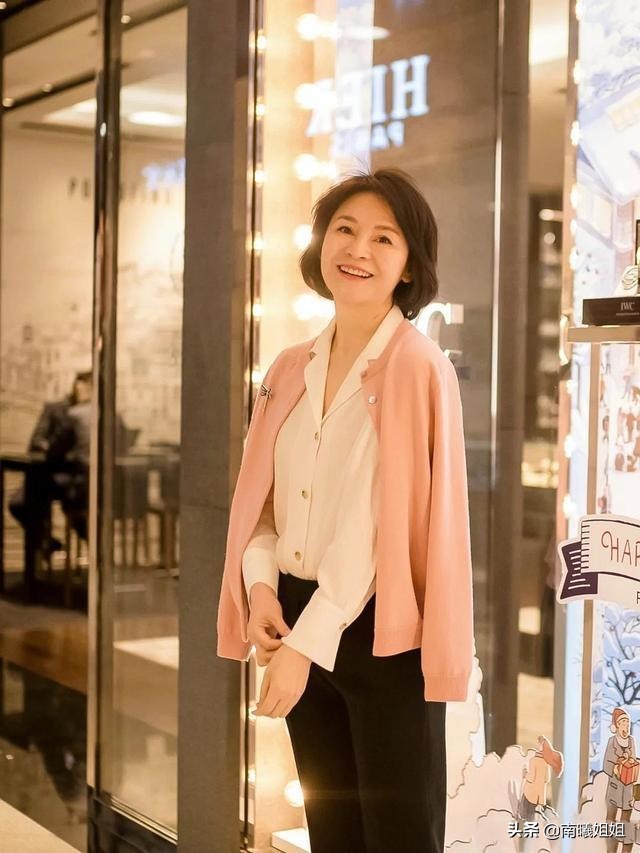 这是我见过最优雅的50+妈妈，不露腰不秀腿，却比明星还有气质