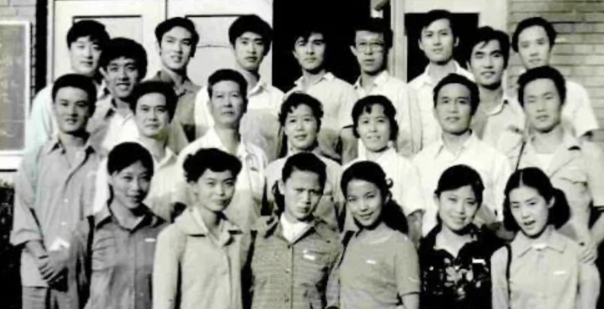 著名演员岳红：生女五个月被离婚，单亲妈妈31年，风光背后有眼泪