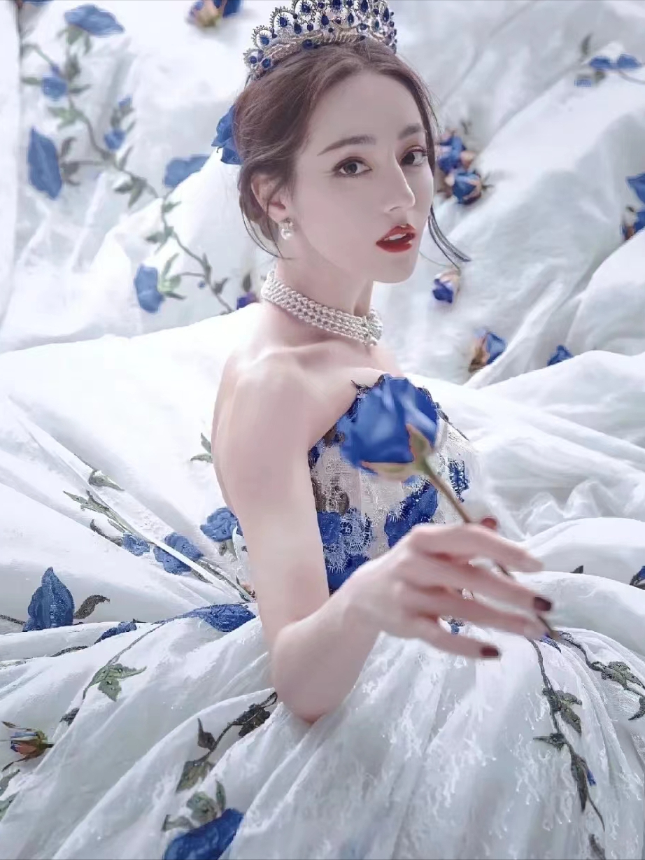 人间精灵热巴，一个把“摇曳生姿”完美诠释的女人