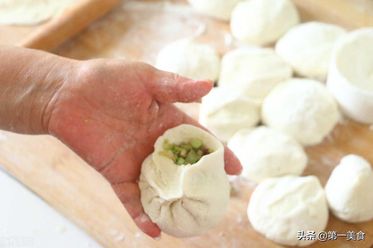 蒸包子是开水蒸还是冷水蒸（教你蒸包子的正确方法）