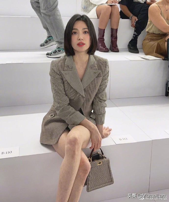 宋慧乔巴黎高定时装周秀场照来啦，姐姐一头利落短发知性优雅