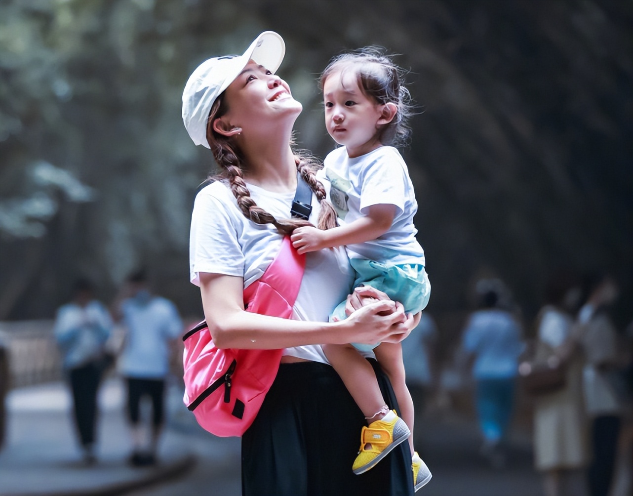 应采儿一家四口拍全家福，小儿子再被错认成女孩，网友催生三胎