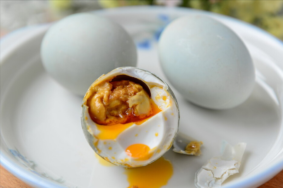 腌咸鸭蛋，不泡盐水不裹泥巴，教你一个新式腌法，个个流油起沙