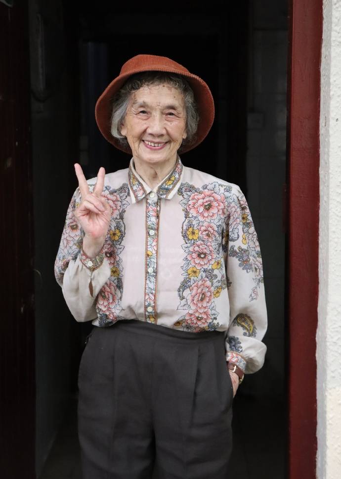 時髦的女人，從不在乎年齡！這位90歲的奶奶成了「穿搭偶像」