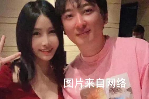 在王思聪身边七年的她，凭借“狗保姆”爆红：我不死，尔等都是妃