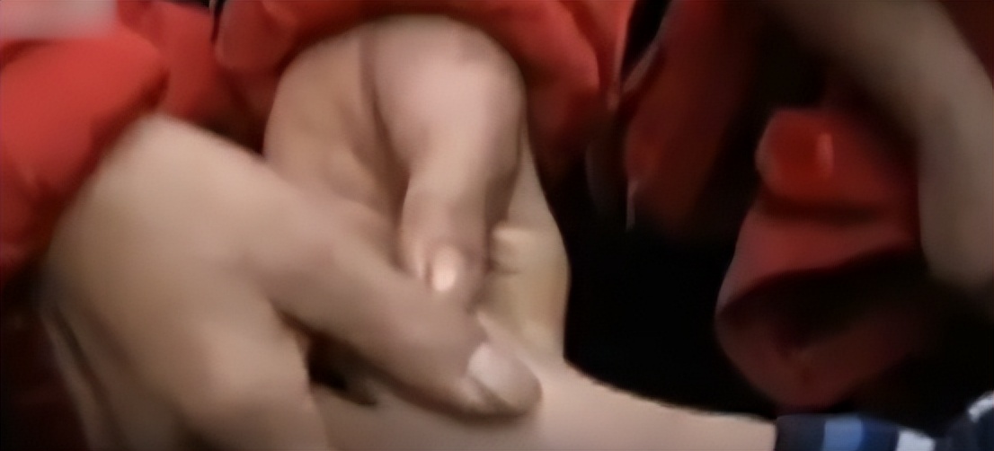 2013年，四川老太摔倒讹小孩，发毒誓证明没有撒谎，结果惨遭打脸