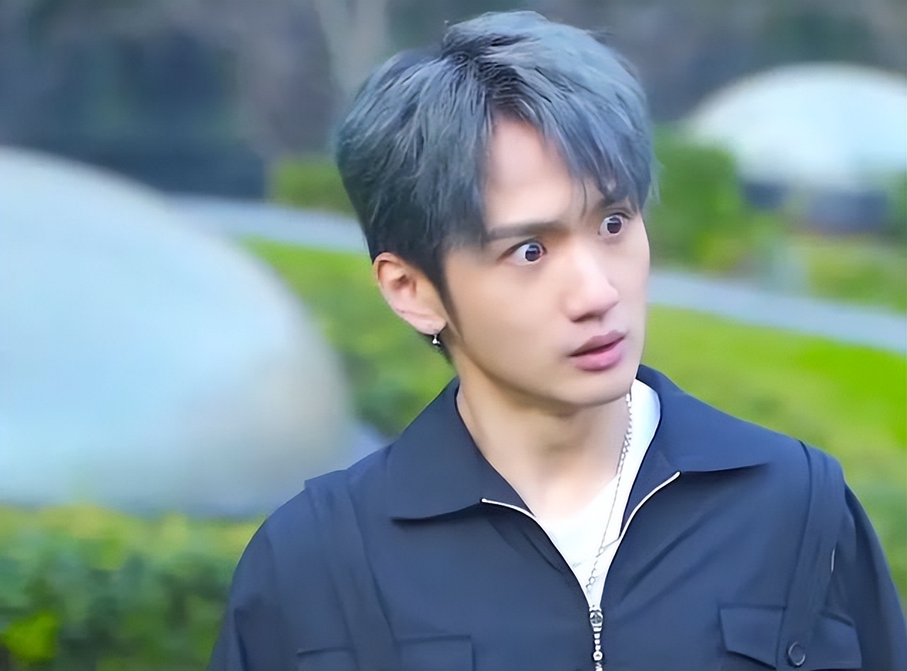 好利来二公子罗成,远比哥哥罗昊适合出镜!长得帅会滑雪还有腹肌