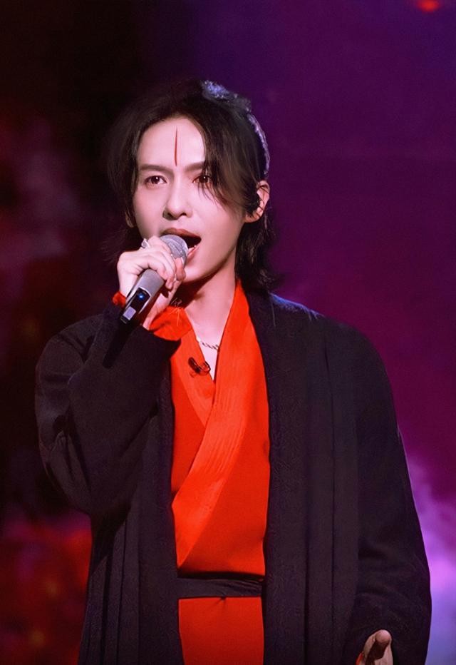 张淇:黑豹乐队第十位任主唱,以团宠身份出征披荆斩棘的哥哥