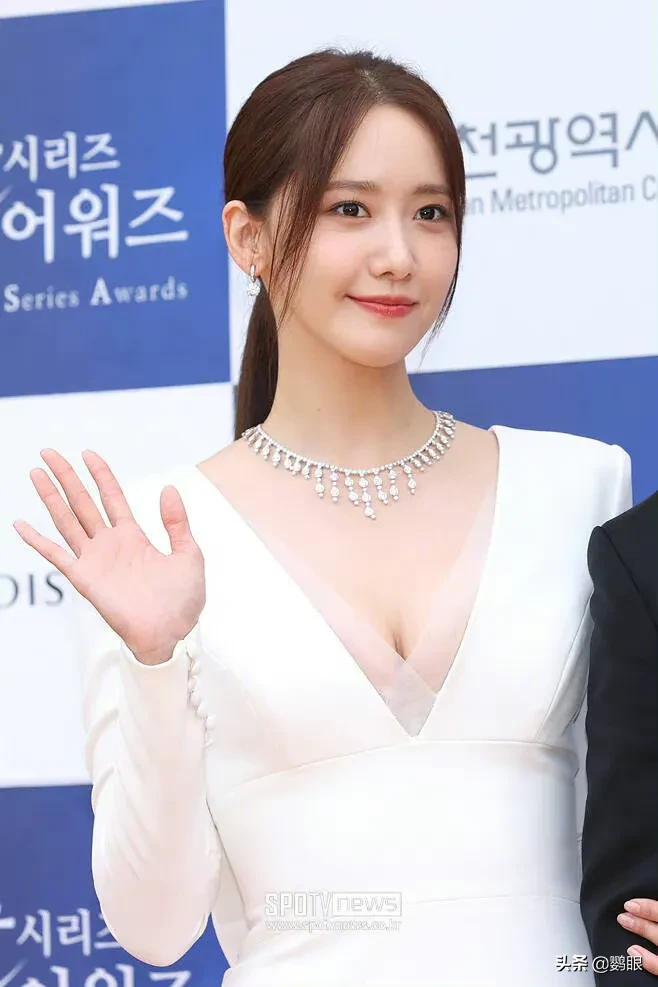 林允儿参加第一届青龙系列剧颁奖红毯造型，太惊艳了